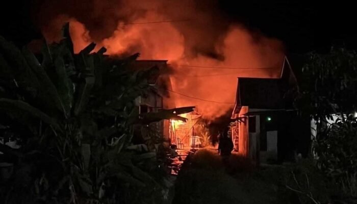 Polsek Sambas Bergerak Cepat Tangani Kebakaran Rumah Warga di Sebawi