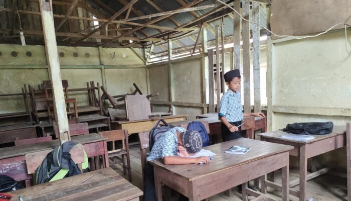 Kondisi Ruang Kelas MIS Nurul Islam Serumpun Kecamatan Salatiga Memprihatinkan