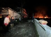 Hingga Tengah Malam, Bupati Karolin Pimpin Pemadaman Kebakaran Bangunan di Jalan Serimbu