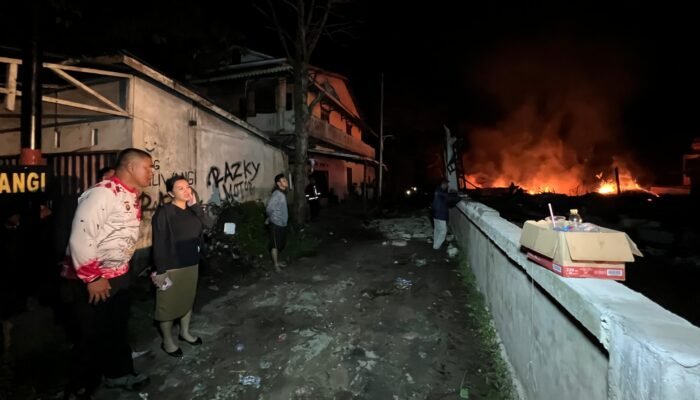 Hingga Tengah Malam, Bupati Karolin Pimpin Pemadaman Kebakaran Bangunan di Jalan Serimbu