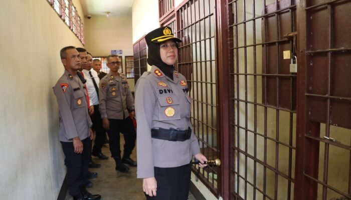 Mulai Bertugas di Polres Landak AKBP Devi Langsung Priksa Ruang Staf dan Tahanan