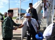 Gubernur Ria Norsan Sambut Kepulangan Jemaah Haji Kloter Pertama Kalbar