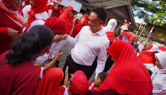 Bagikan 5.000 Bendera, Edi Kamtono Ajak Warga Meriahkan Hari Kemerdekaan Indonesia
