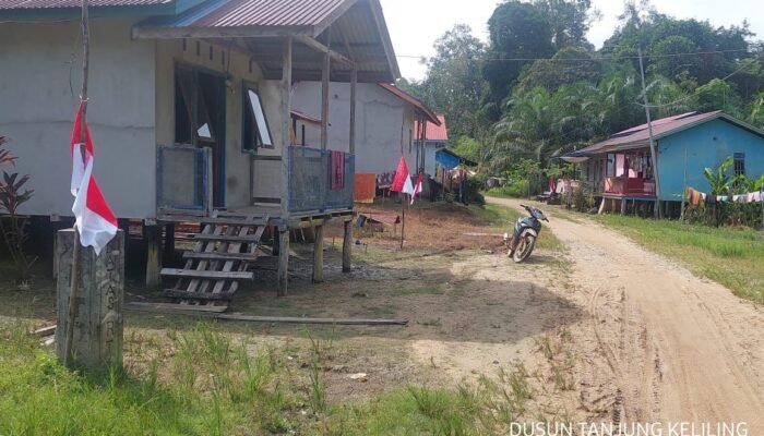 Protes Tambang Ilegal Cemari Sungai di Kapuas Hulu, Warga Kibarkan Bendera Setengah Tiang