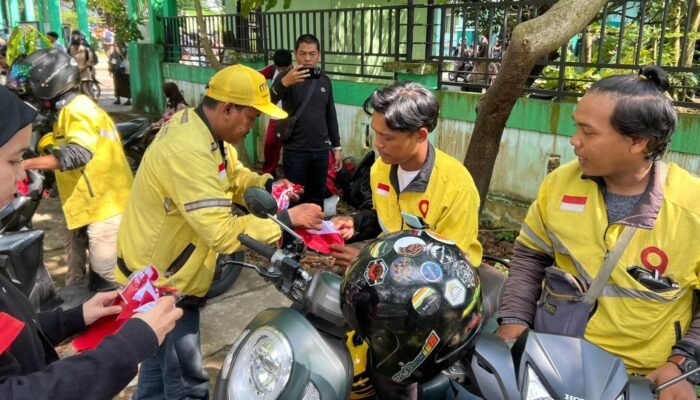 Maxim Kalbar Bagikan Bendera dan Stiker Merah Putih Semarakan HUT RI Ke-80 