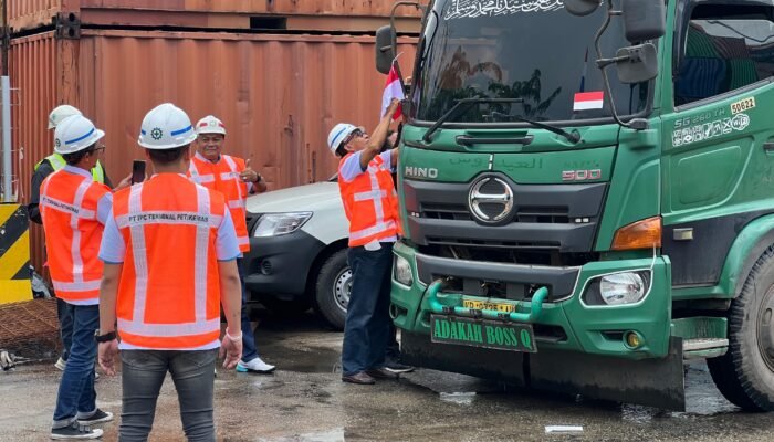 ALFI/ILFA Kalbar Bagikan Ratusan Bendera dan Stiker Merah Putih Jelang HUT RI ke-80