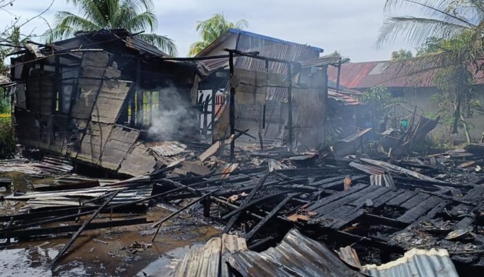 Ditinggal Bekerja Sebuah Rumah di Semparuk Sambas Terbakar