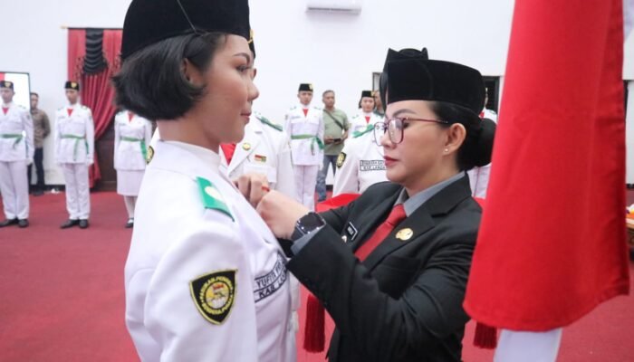 Bupati Karolin Kukuhkan Paskibraka Landak