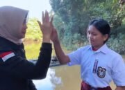 Kadisdikbud Kalbar Bagikan Seragam Baru untuk Anak Pedalaman Sintang: Semangat Belajar dari Pinggir Sungai