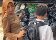 Cerita Kadisdikbud Kalbar Viral Saat Bagikan Tas Sekolah Baru untuk Siswa di Anjongan