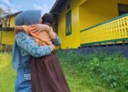 Kadisdikbud Kalbar Bagikan Sepatu Baru untuk Anak SD di Kabupaten Landak