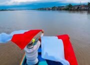 Kadisdikbud Kalbar Bagikan Bendera Merah Putih untuk Anak Tepian Sungai Kapuas