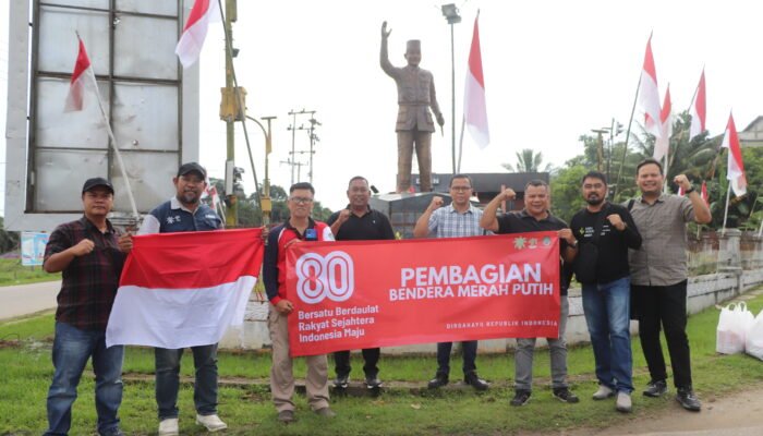 HPI Palm Oil Unit bersama Kesbangpol Landak Bagikan Ratusan Bendera Kepada Warga Meriahkan HUT ke-80 RI