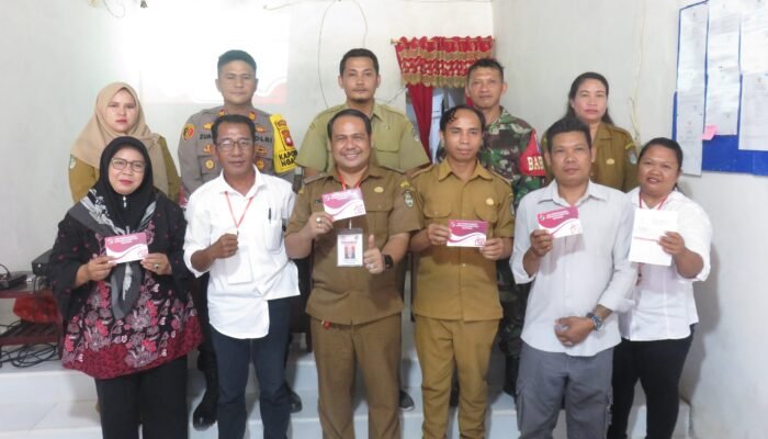 Siap Operasional KDMP Hilir Tengah Landak Serahkan Buku Anggota dan Bahas AD-ART Koperasi