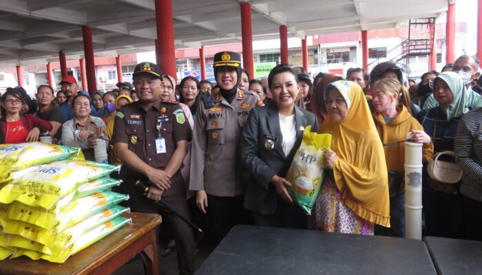 Bupati Karolin Apresiasi Gerakan Pangan Murah Polres Landak untuk Bantu Kebutuhan Warga