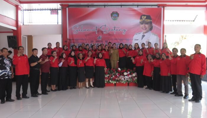 Kukuhkan Komunitas Wanita Hebat, Bupati Karolin Harap Bisa Bermitra dengan Pemda dampingi Kelompok Rentan