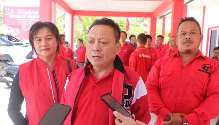Konsolidasi DPC PDIP Landak Tegaskan Dukungan untuk Ketum Megawati dan Bagikan Bendera Merah Putih