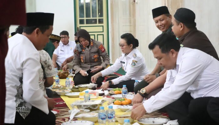 Tradisi Makan Saprahan Robo-robo di Masjid Jami, Bupati Karolin Berharap Diwariskan ke Generasi Muda