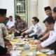 Tradisi Makan Saprahan Robo-robo di Masjid Jami, Bupati Karolin Berharap Diwariskan ke Generasi Muda