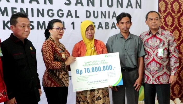 Bupati Landak Serahkan Santunan Kepada Ahli Waris Siswa Magang yang Kecelakaan
