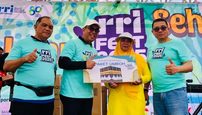 Murni Raih Hadiah Umrah Dari Gubernur Kalbar di Jalan Sehat RRI Fest 2025
