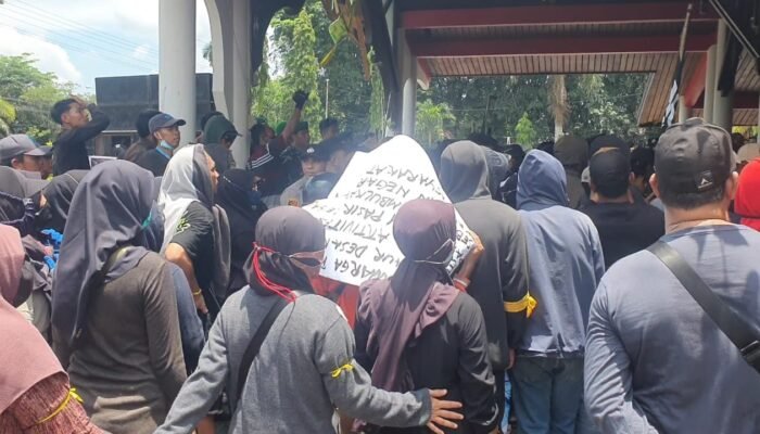 Abai Guru Honorer, Massa Desak Bupati Satono Copot Kadis Pendidikan Sambas