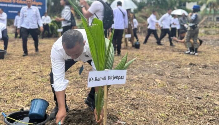 Ditjenpas Kalbar Tanam Ribuan Bibit Kelapa untuk Dukung Ketahanan Pangan
