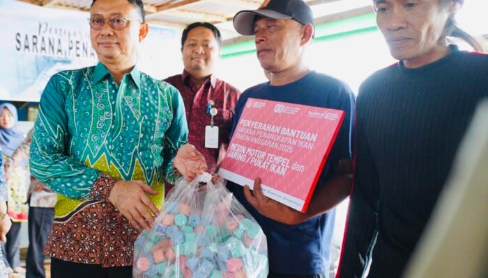 Pemkot Pontianak Gelontorkan 18 Paket Bantuan Mesin dan Jaring untuk Nelayan