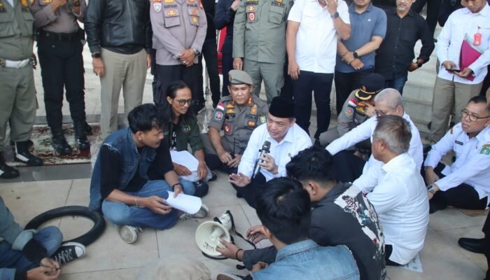 Hari Tani Nasional, Gubernur Ria Norsan Terima Aksi Damai Mahasiswa SOLMADAPAR