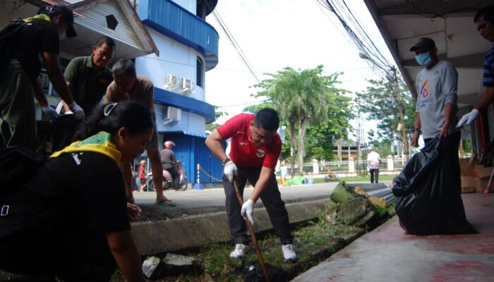 Peringatan World Cleanup Day di Landak Gotong Royong Bersihkan Area Pasar Dari Sampah