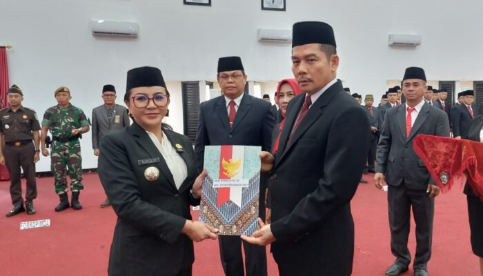 Bupati Lantik Heri Adiwijaya Sebagai Sekda Kabupaten Landak Definitif
