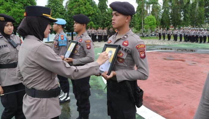 Dua Personel Polres Landak Diberhentikan Tidak Dengan Hormat