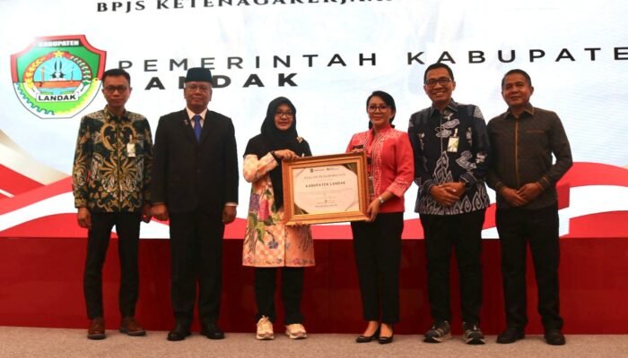 Paritrana Award Kalbar 2025, Bupati Karolin Raih Penghargaan Pencapaian Kepesertaan BPJS Ketenagakerjaan Terbaik