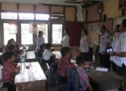 Kunker ke Mandor, Bupati Karolin Cek Sekolah hingga Buka Gerakan Pangan Murah