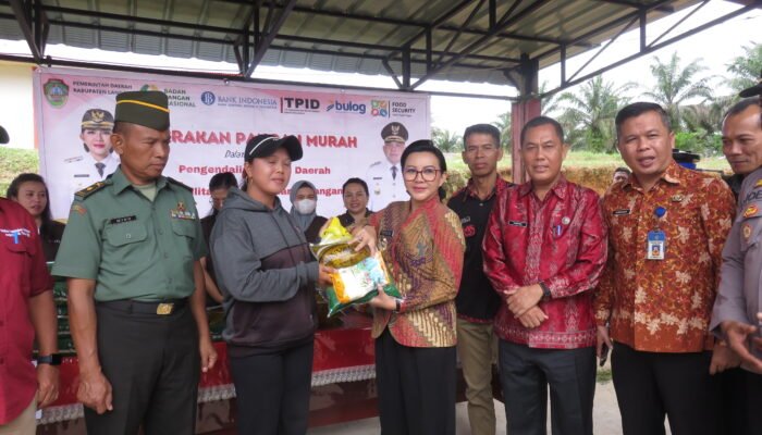 Bupati Karolin Spontan Turunkan Harga Beras dan Minyak Goreng pada Gerakan Pangan Murah di Amboyo Utara