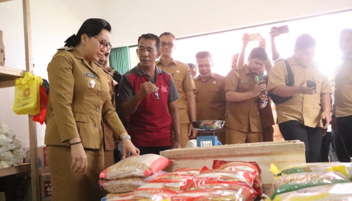 Perdana di Landak, Operasional Gerai Sembako Kopdes Hilir Tengah Diluncurkan Bupati Karolin