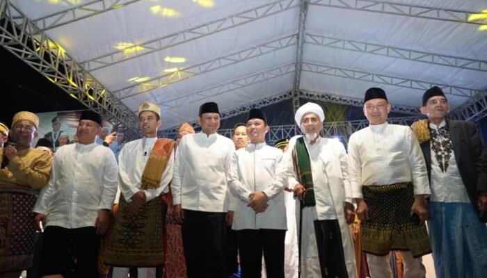 UAS dan Gubernur Ria Norsan Serukan Persatuan Umat di Tengah Lautan Jamaah Pontianak