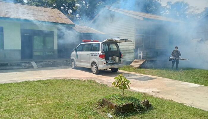 Koramil 01/Menjalin Bersama Tim Gabungan Lakukan Fogging Cegah DBD