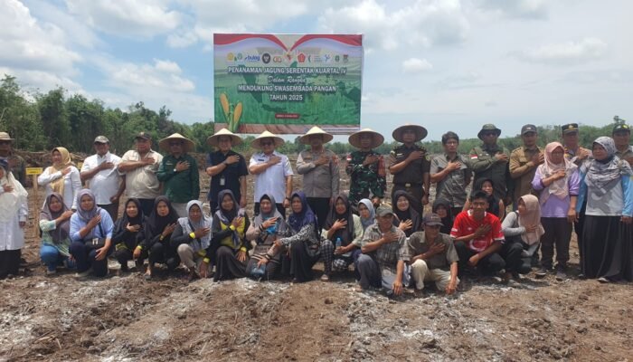 Sukseskan Ketahanan Pangan, Polres Sambas Tanam Jagung Serentak di SMKN 1 Teluk Keramat