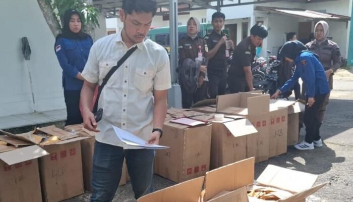 Bea Cukai Kalbagbar Serahkan Tersangka Penyelundupan Daging dan Rokok Ilegal ke Kejari Bengkayang
