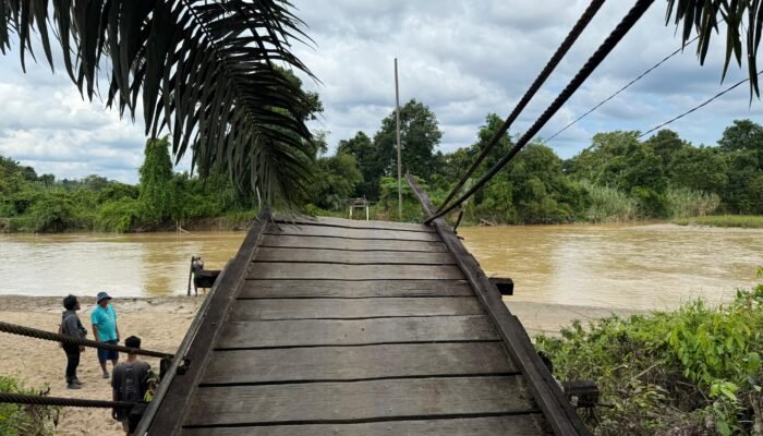 Jembatan Gantung Sungai Sepauk Roboh Termakan Usia, Warga Nanga Libau Desak Pemkab Sintang Segera Bangun Ulang