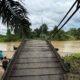 Jembatan Gantung Sungai Sepauk Roboh Termakan Usia, Warga Nanga Libau Desak Pemkab Sintang Segera Bangun Ulang