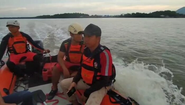 Sebuah Skoci Kapal Terbalik di Muara Pemangkat, 1 Orang Hilang