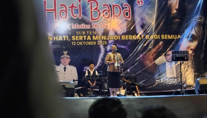 Bupati Landak Membuka Ibadah KKR, Ucapan Syukur HUT Pemda Landak