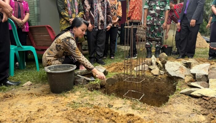 Bupati Landak Lakukan Peletakan Batu Pertama Pembangunan Gereja BMG Sorgawi Pahauman-Paloan