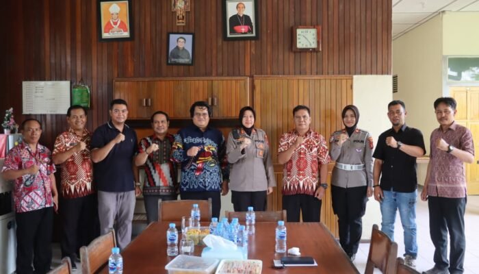 Kapolres Landak Silaturahmi dengan Paroki Salib Suci Ngabang, Perkuat Sinergi Jaga Kamtibmas