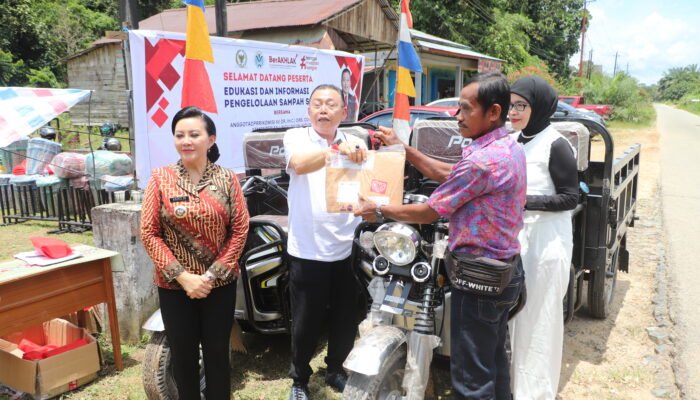 Cornelis Serahkan Bantuan Peralatan Pengelolaan Sampah dari Kementerian LH di Desa Sidas