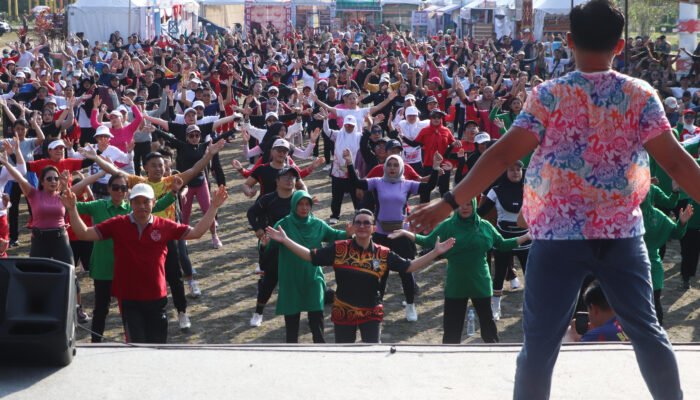 Zumba Hari Jadi Kabupaten Landak, Bupati Karolin Ajak Hidup Sehat dengan Olahraga