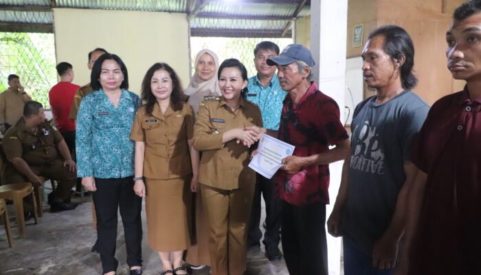 Bupati Karolin Serahkan Bantuan Perbaikan Rumah Tidak Layak Huni di Desa Amboyo Selatan