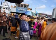 Ria Norsan Ikut “Perang Ketupat” di Tayan, Tradisi Perekat Budaya Kalimantan Barat